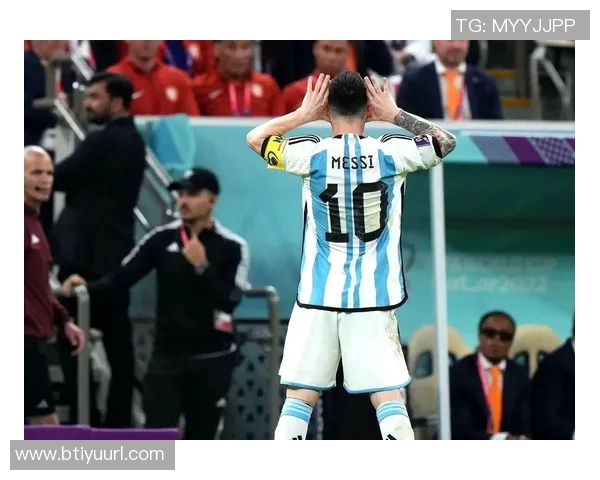 C罗单刀挑射被扑裁判判越位引发争议球迷热议比赛判罚