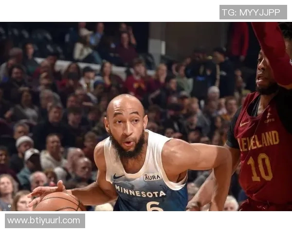 小莫布里攻防两端表现出色12投9中贡献18分10板2断2帽正负值高达26